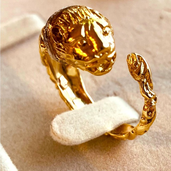 18K Gold & Diamond Lion Ring - Picture 2 of 9